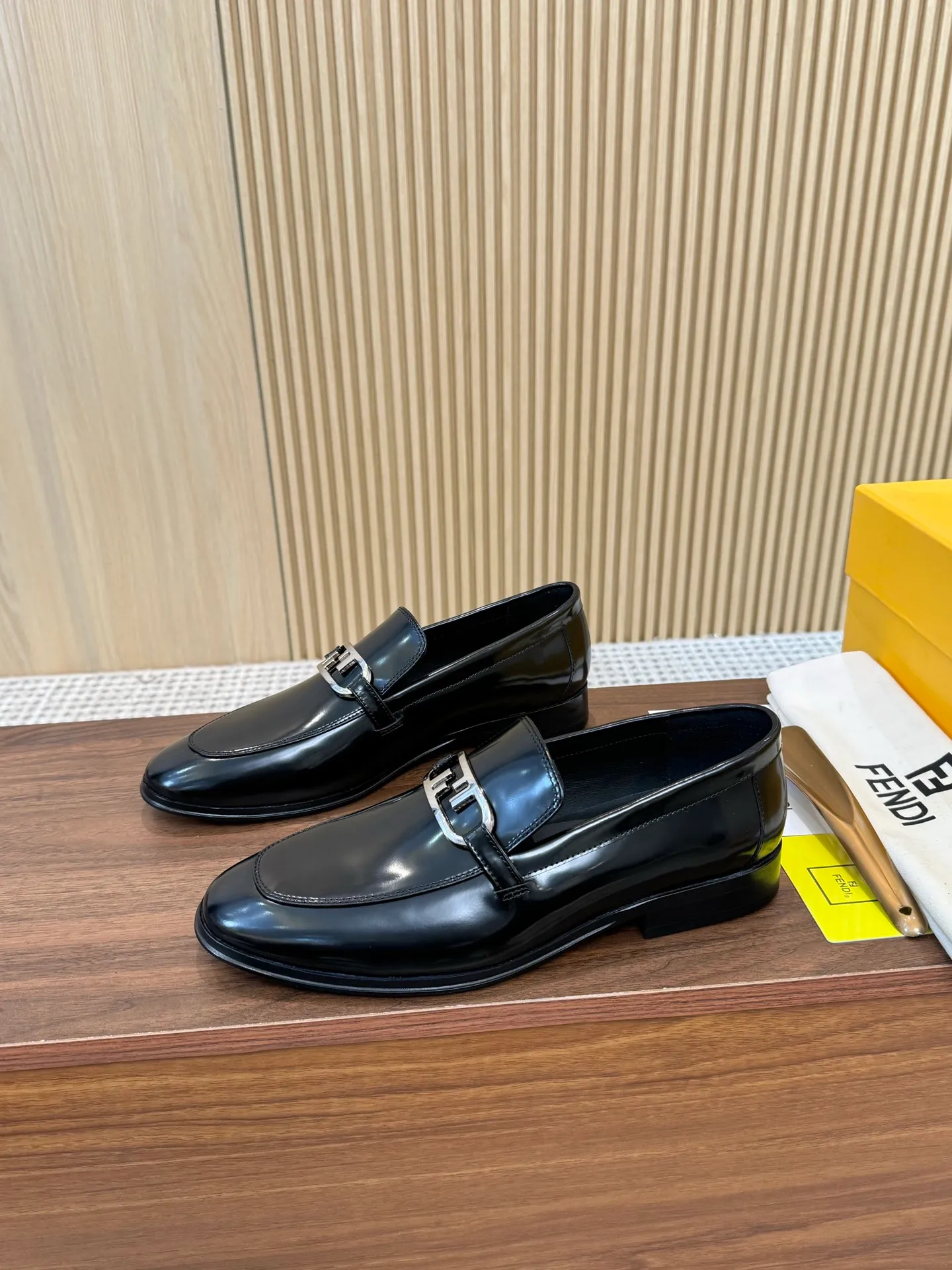 [FENDI] Top P: 980💰 ▪️Size: Men's 39-44. (Customized at 38.45.46) Fendi men's business casual leather shoes Imported brand cloth/calfskin/open edge beads/brand logo printing -Inside: Comfortable cowhide lining -Outsole: Genuine leather outsole with rubber backing embedded in the heel, perfect injection molding -Ultra-high quality control·Fine workmanship: highlighted (high-end·luxury·grade)